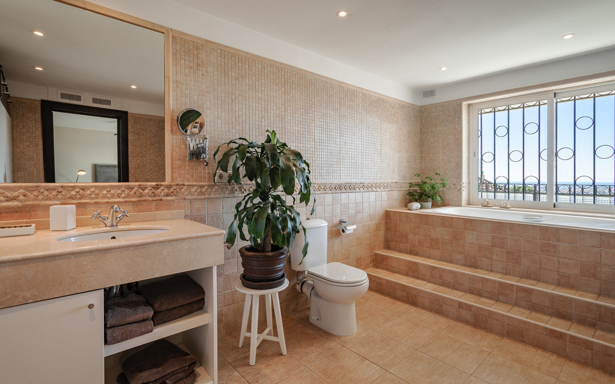 4 Bed Townhouse for sale in Nueva Andalucía Costa Del Sol, Málaga, Spain