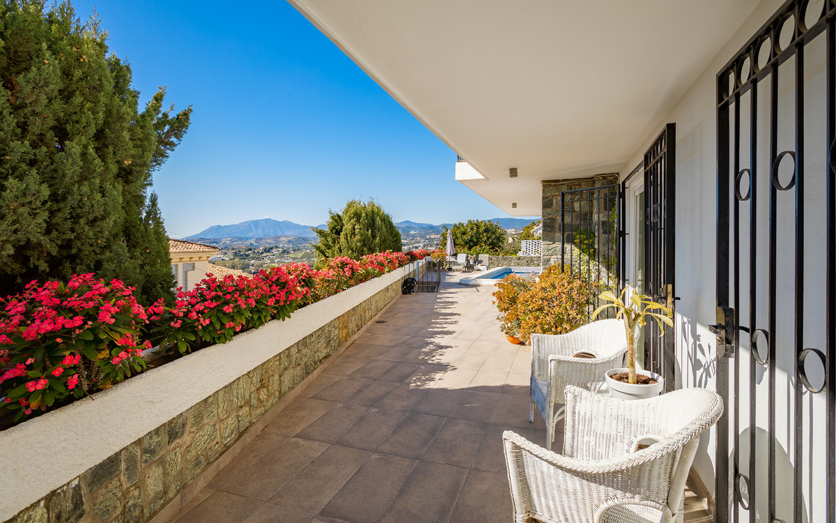 4 Bed Townhouse for sale in Nueva Andalucía Costa Del Sol, Málaga, Spain