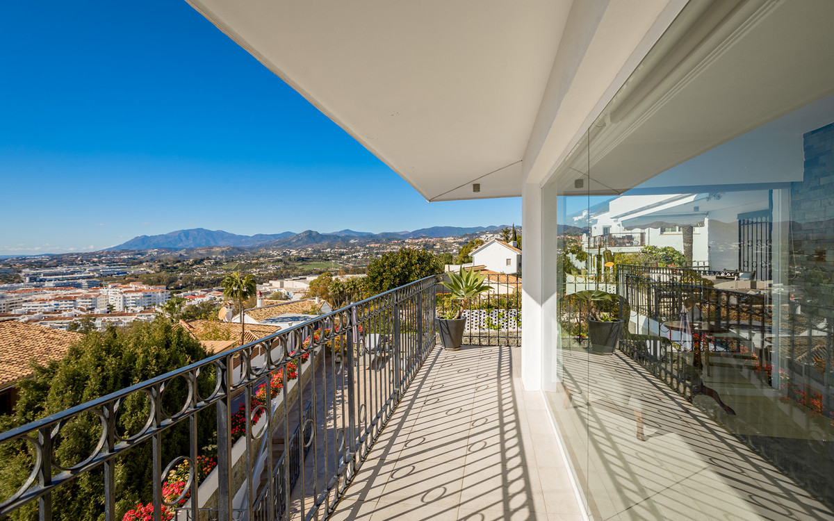 4 Bed Townhouse for sale in Nueva Andalucía Costa Del Sol, Málaga, Spain