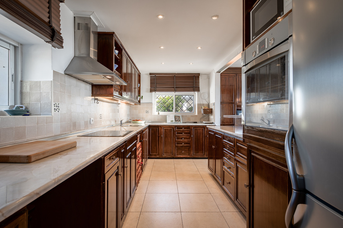 4 Bed Townhouse for sale in Nueva Andalucía Costa Del Sol, Málaga, Spain