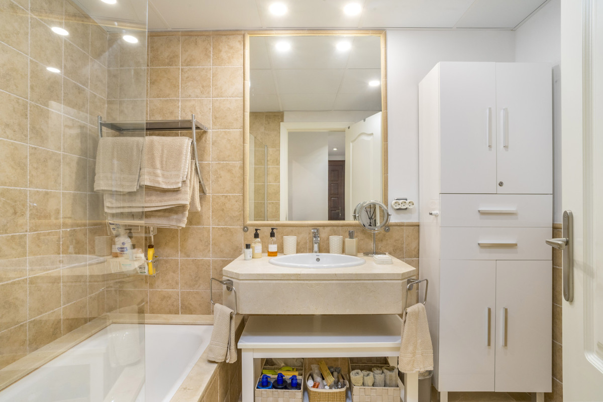 2 Bed Apartment for sale in Estepona Costa Del Sol, Málaga, Spain