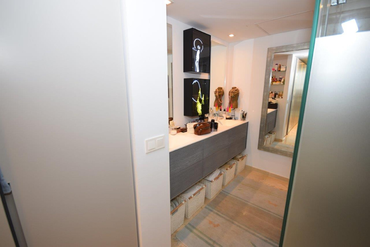 Se vende Apartamento Planta Media de 3 dormitorios en Costa Del Sol, Málaga, España