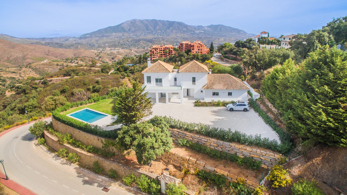 Villa for sale in La Mairena, Málaga, Spain