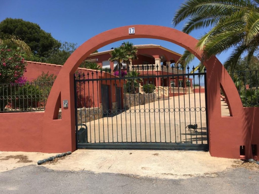 Villa en venta en Alfas Del Pi