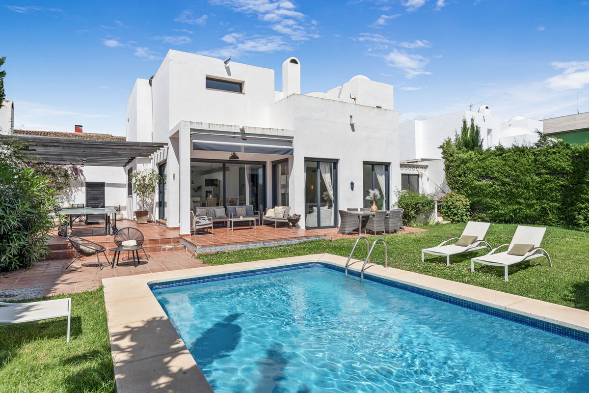 Villa for sale in Nueva Andalucía, Málaga, Spain