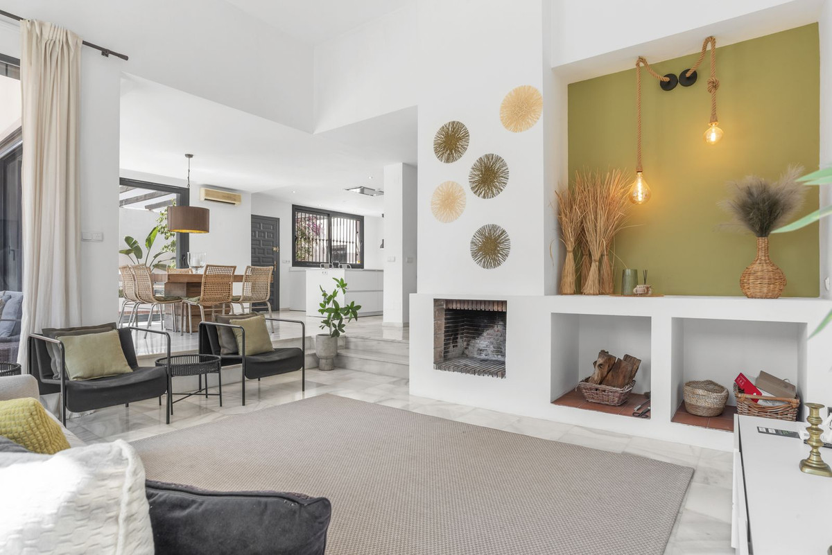 Villa for sale in Nueva Andalucía, Málaga, Spain