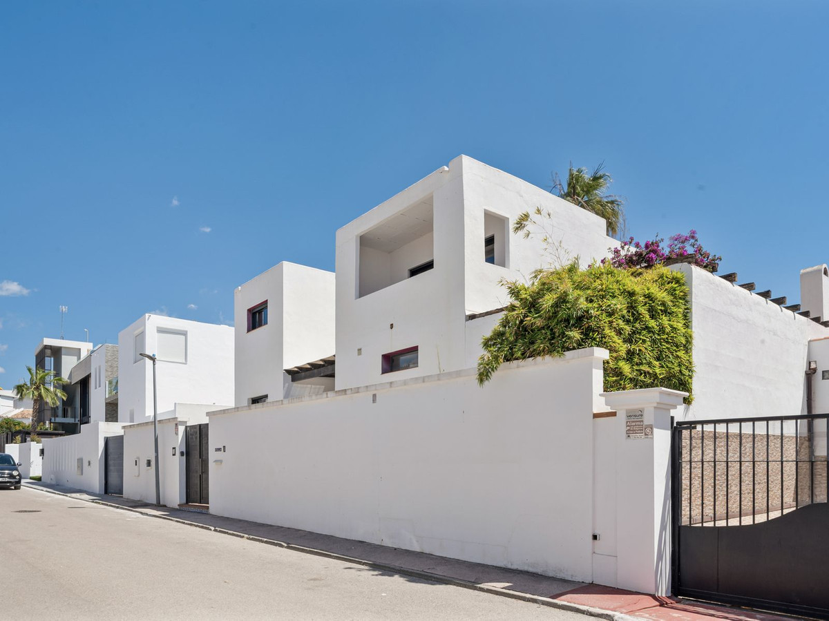 Villa for sale in Nueva Andalucía, Málaga, Spain