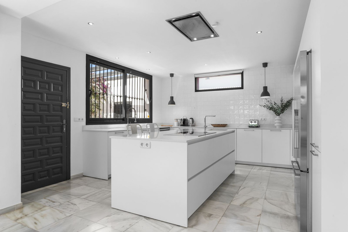 Villa for sale in Nueva Andalucía, Málaga, Spain