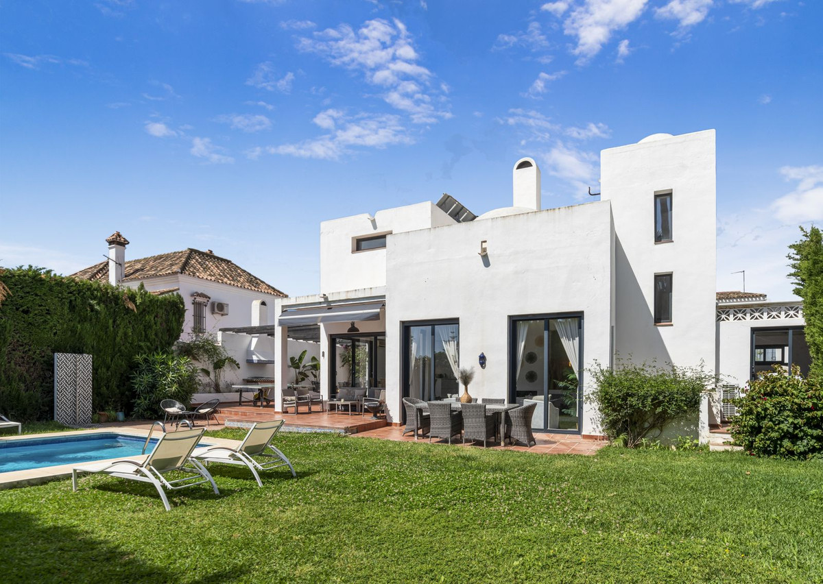 Villa for sale in Nueva Andalucía, Málaga, Spain