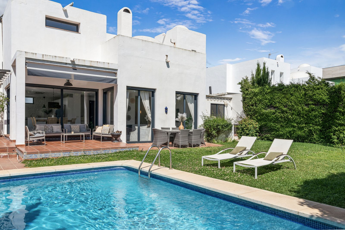 Villa for sale in Nueva Andalucía, Málaga, Spain