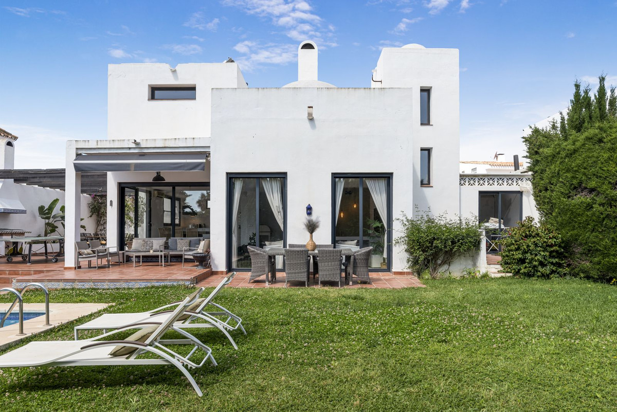 Villa for sale in Nueva Andalucía, Málaga, Spain