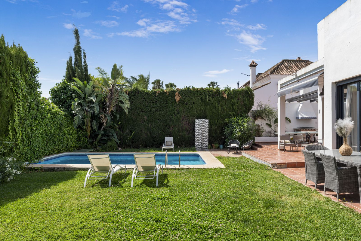 Villa for sale in Nueva Andalucía, Málaga, Spain