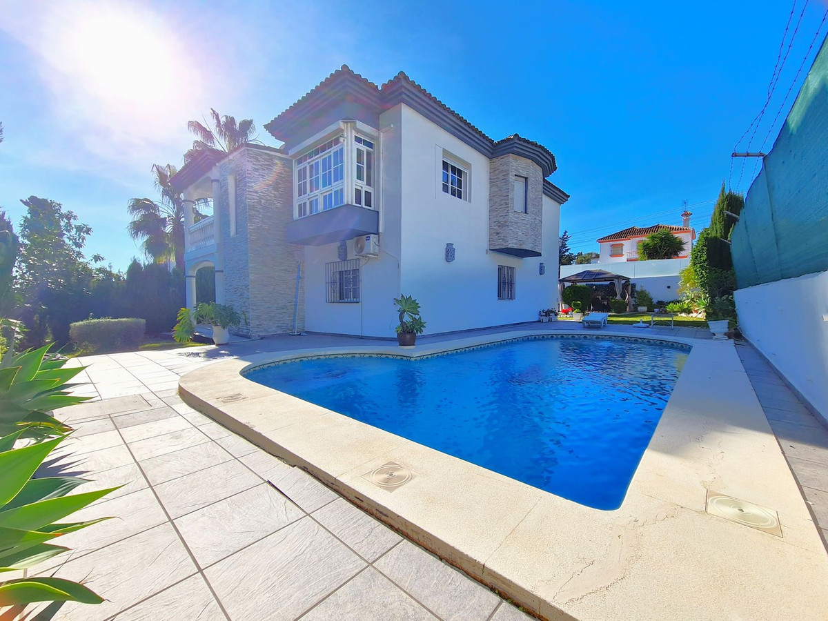 Villa en venta en Estepona