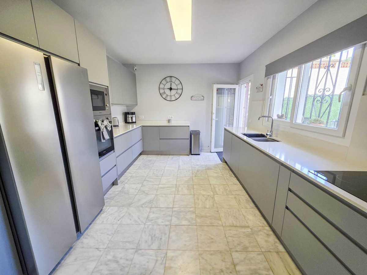 Villa en venta en La Duquesa