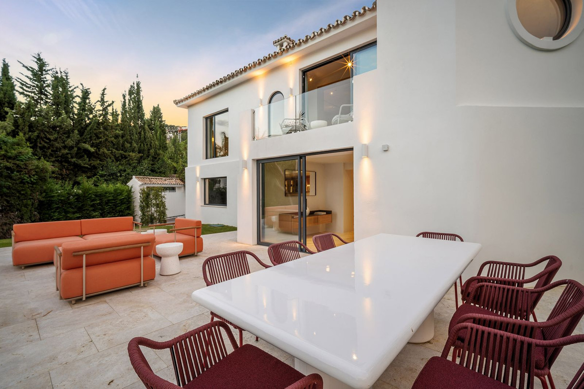Villa for sale in Nueva Andalucía, Málaga, Spain