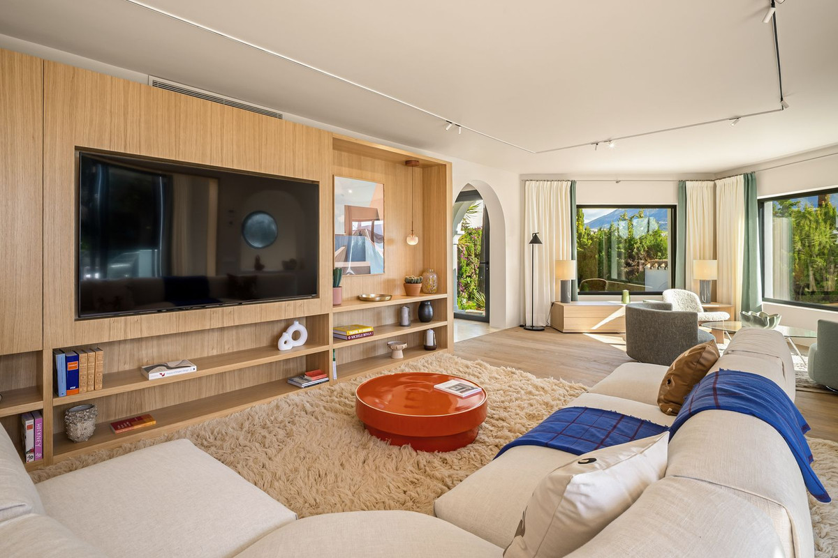 Villa for sale in Nueva Andalucía, Málaga, Spain