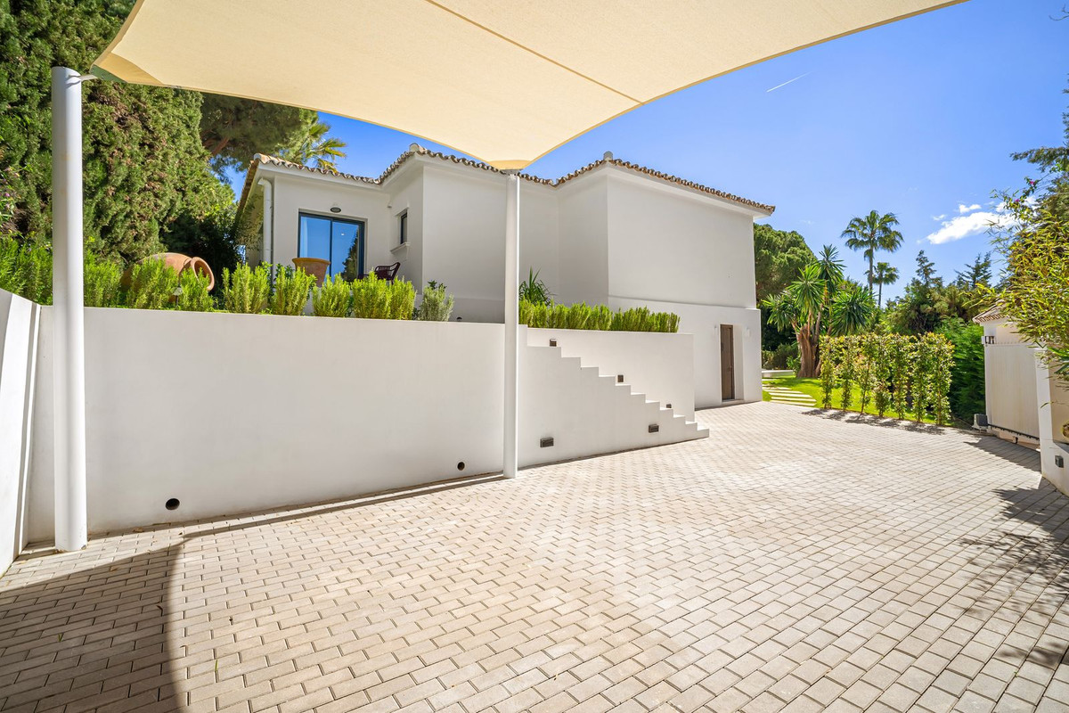 Villa for sale in Nueva Andalucía, Málaga, Spain