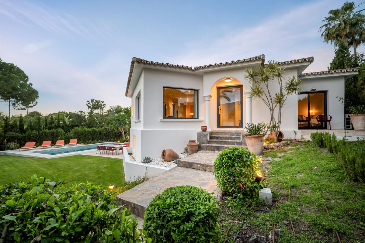 Villa for sale in Nueva Andalucía, Málaga, Spain