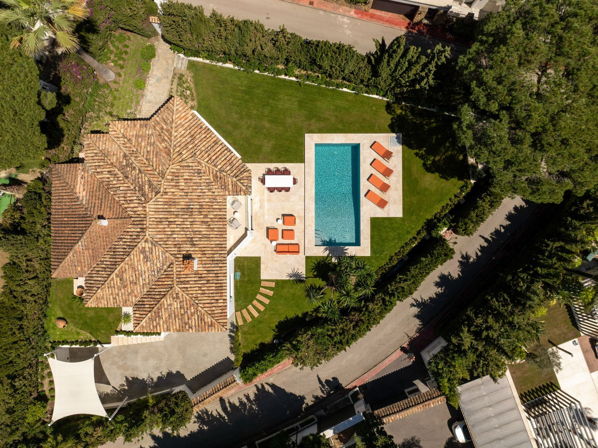 Villa for sale in Nueva Andalucía, Málaga, Spain