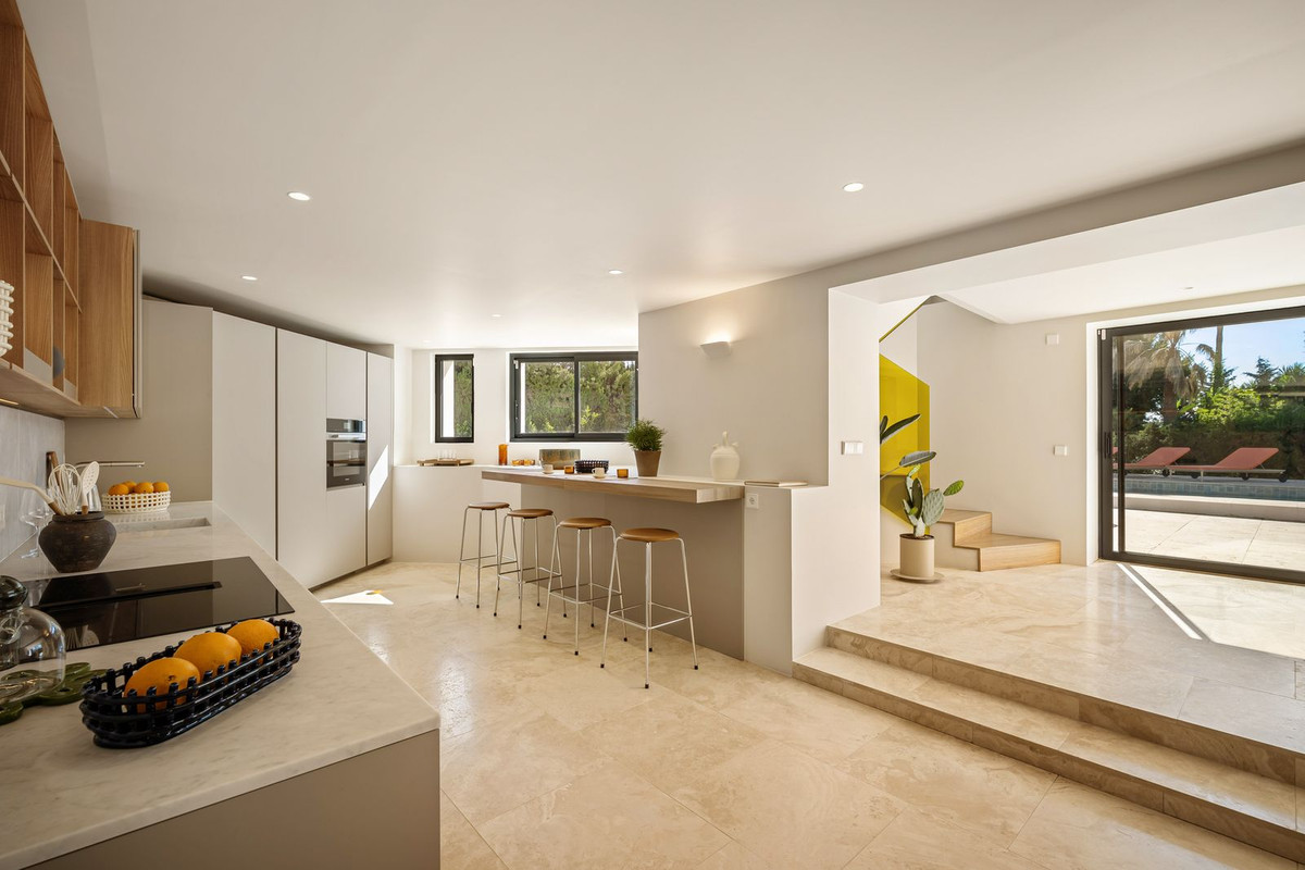 Villa for sale in Nueva Andalucía, Málaga, Spain