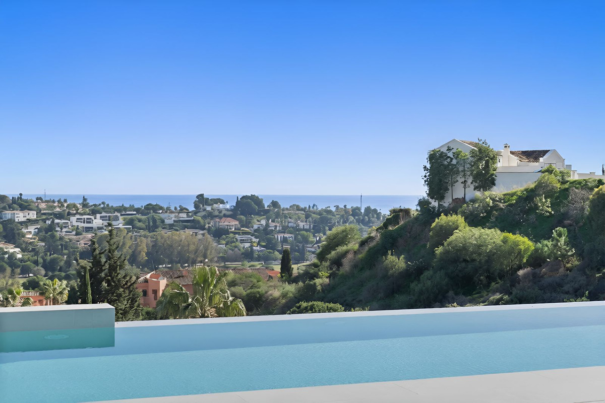 Villa en venta en El Paraíso Estepona