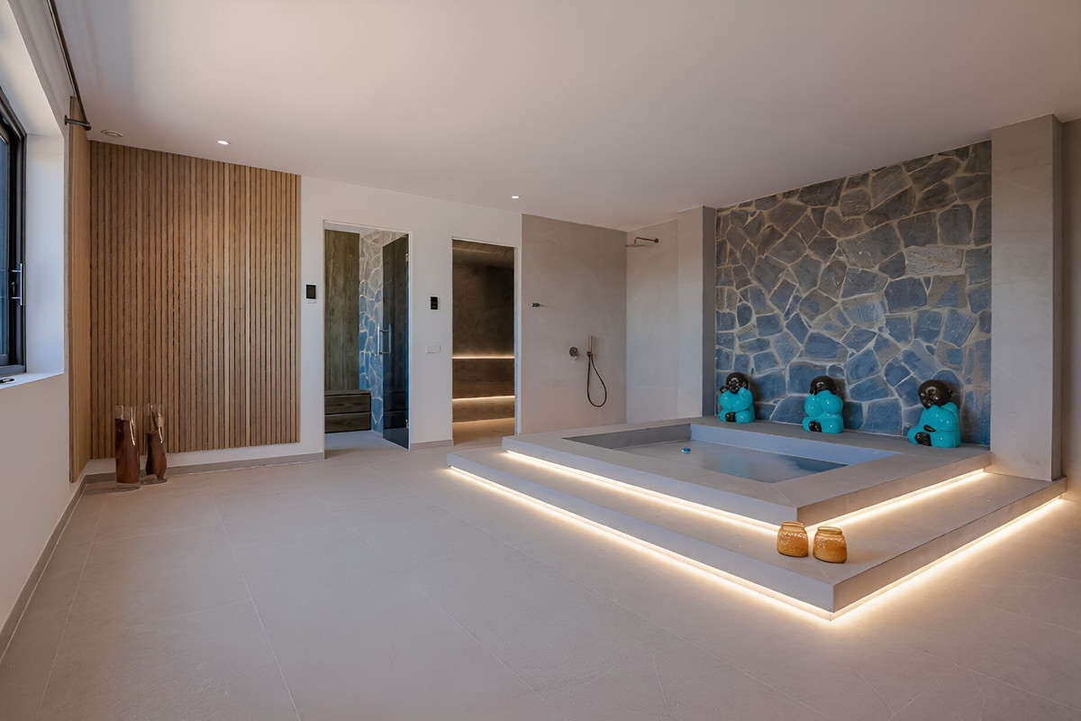 Villa en venta en El Paraíso Estepona