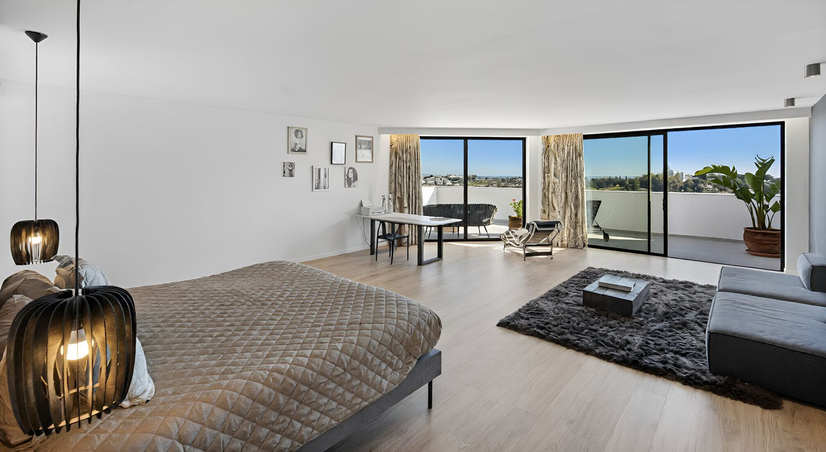 Villa en venta en El Paraíso Estepona