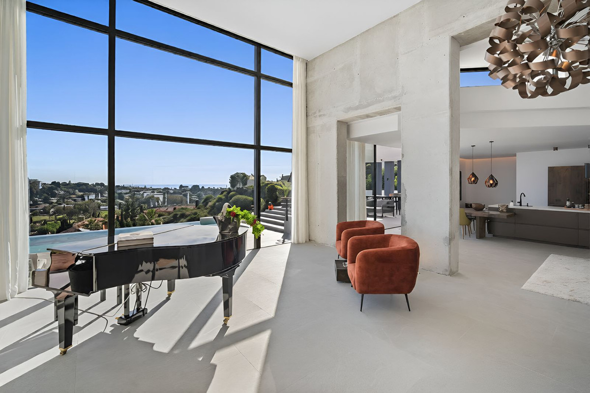 Villa en venta en El Paraíso Estepona
