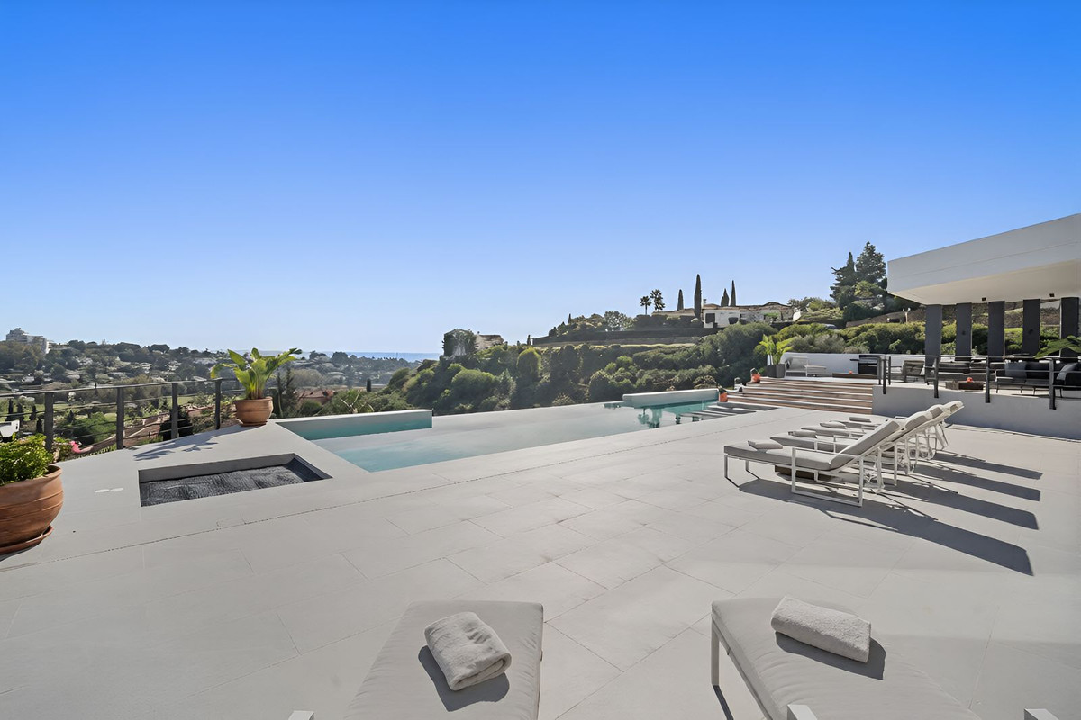 Villa en venta en El Paraíso Estepona