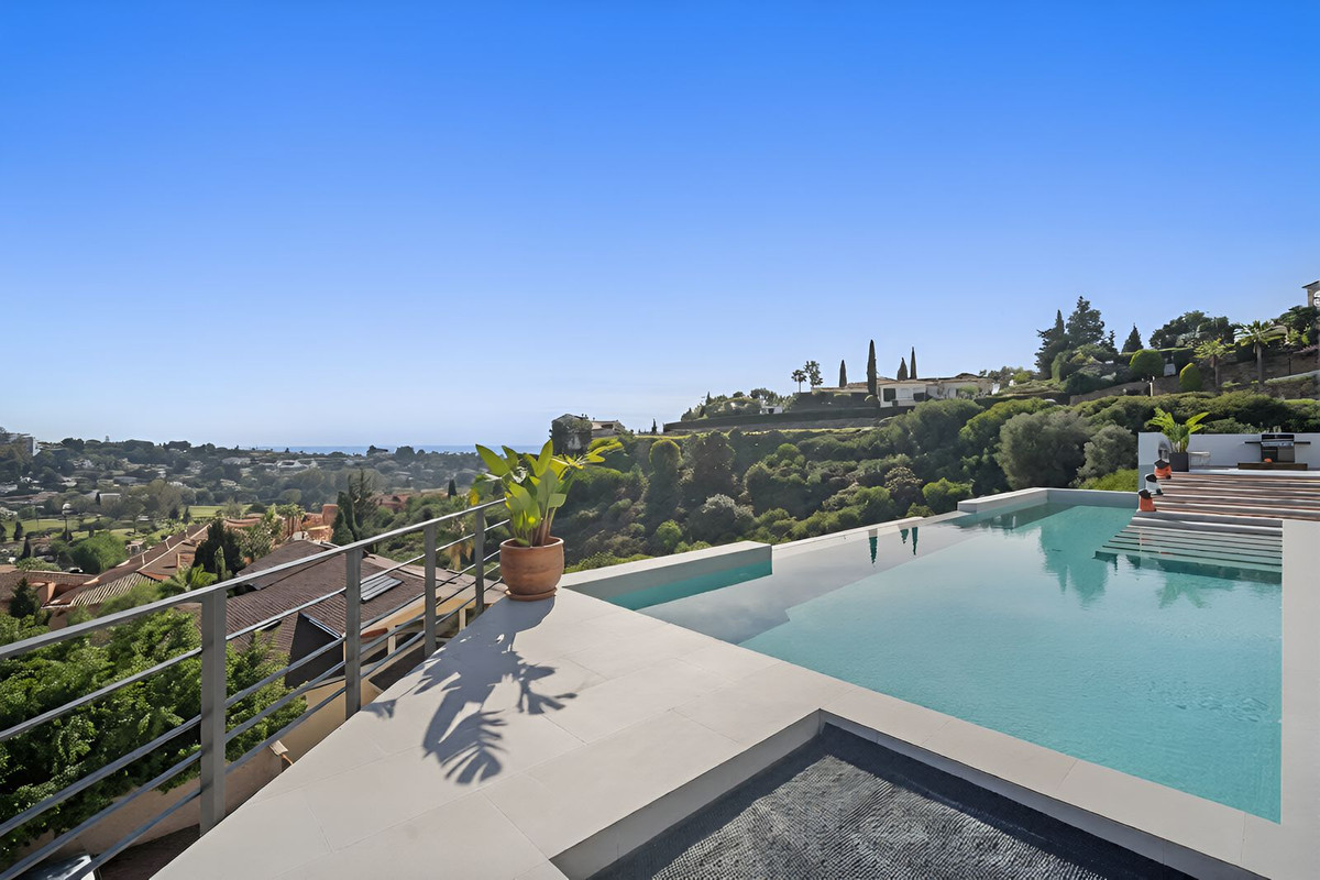 Villa en venta en El Paraíso Estepona