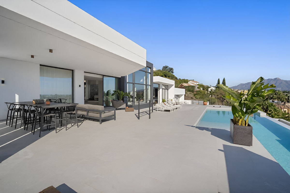 Villa en venta en El Paraíso Estepona