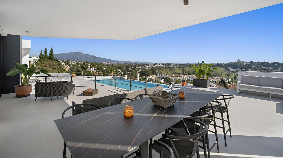 Villa en venta en El Paraíso Estepona