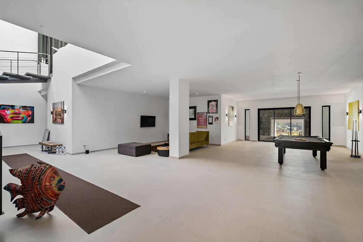 Villa en venta en El Paraíso Estepona