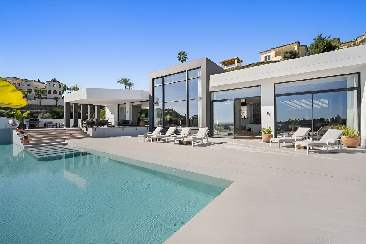 Villa en venta en El Paraíso Estepona