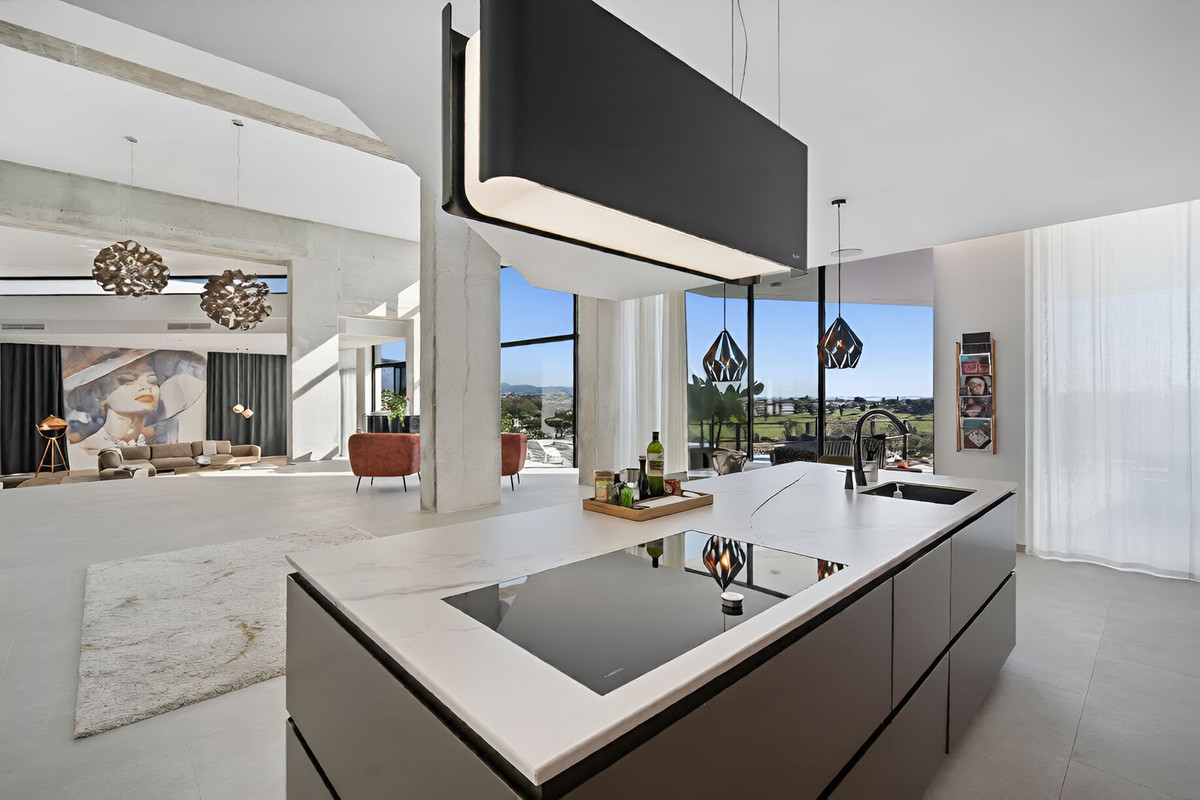 Villa en venta en El Paraíso Estepona