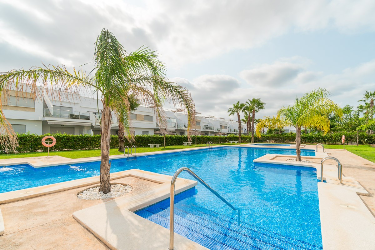 Bungalow for sale in Vistabella Golf Entre Naranjos, Alicante, Spain