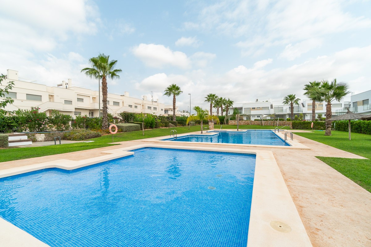 Bungalow for sale in Vistabella Golf Entre Naranjos, Alicante, Spain
