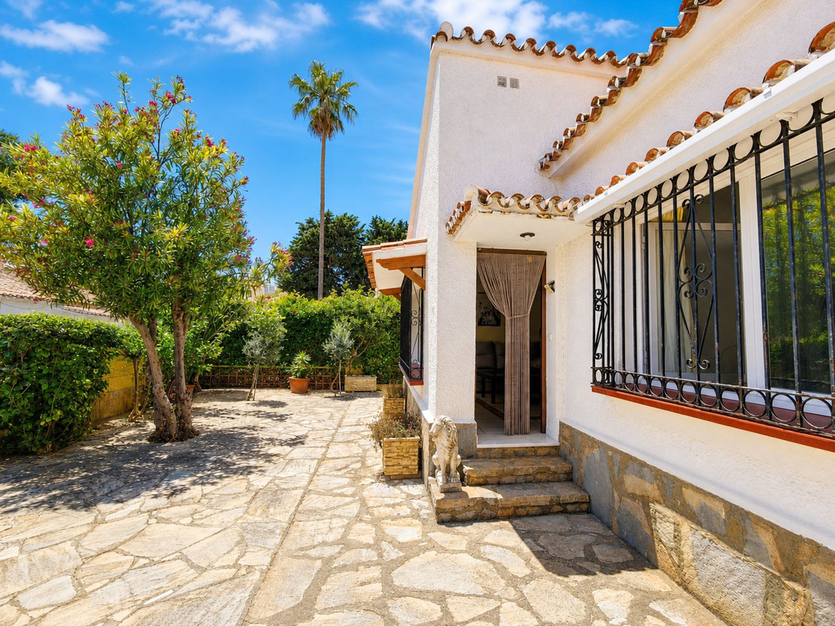 Villa en venta en La Duquesa