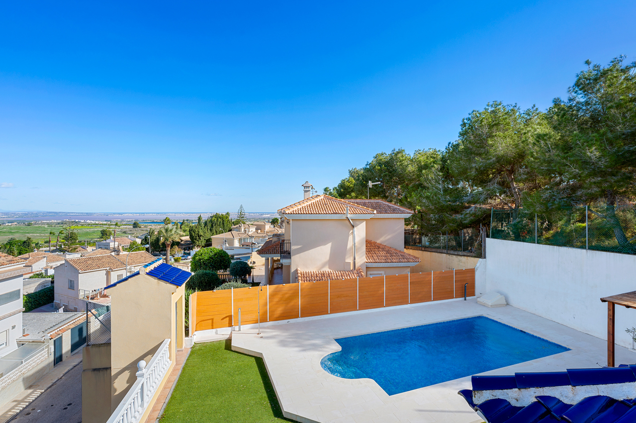 Villa for sale in Ciudad De Las Comunicaciones, Alicante, Spain