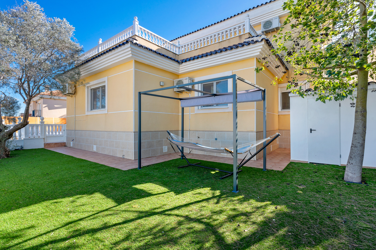 Villa for sale in Ciudad De Las Comunicaciones, Alicante, Spain