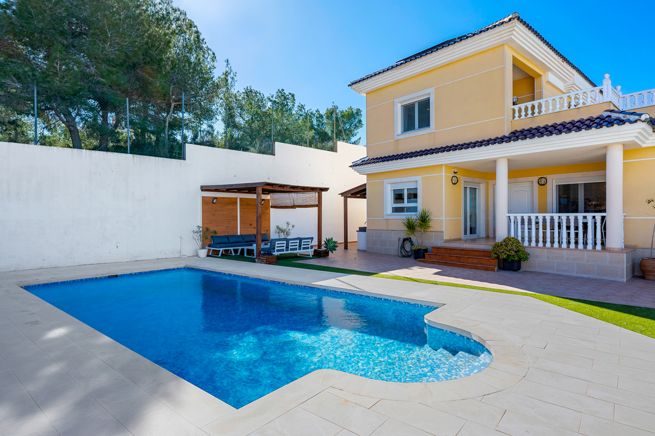 Villa for sale in Ciudad De Las Comunicaciones, Alicante, Spain