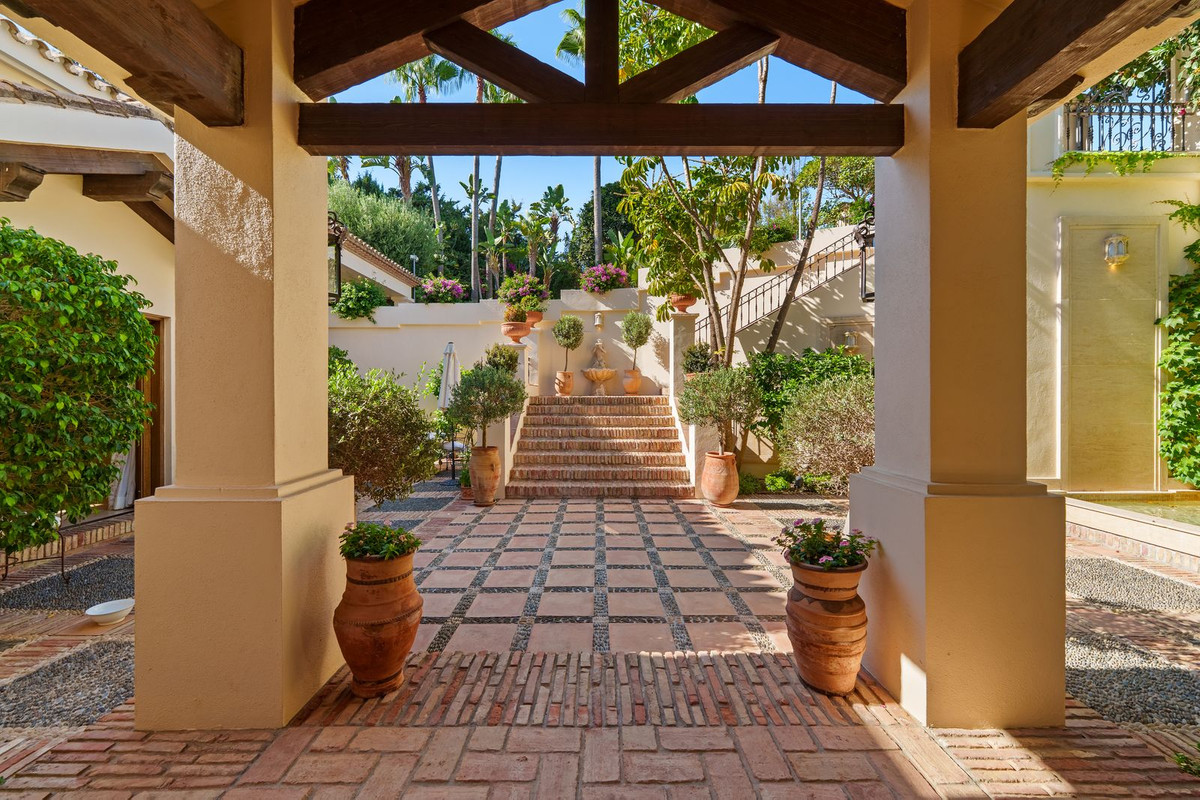 Villa for sale in Golden Mile, Málaga, Spain