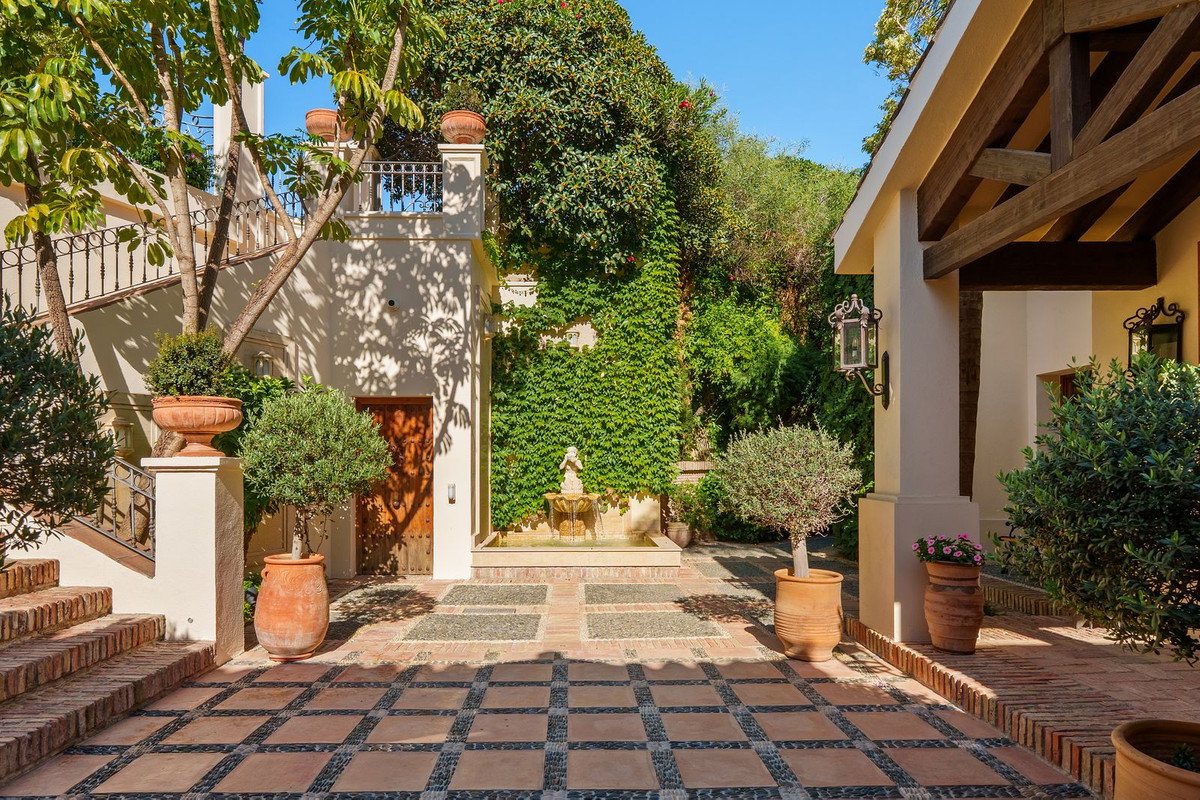 Villa for sale in Golden Mile, Málaga, Spain