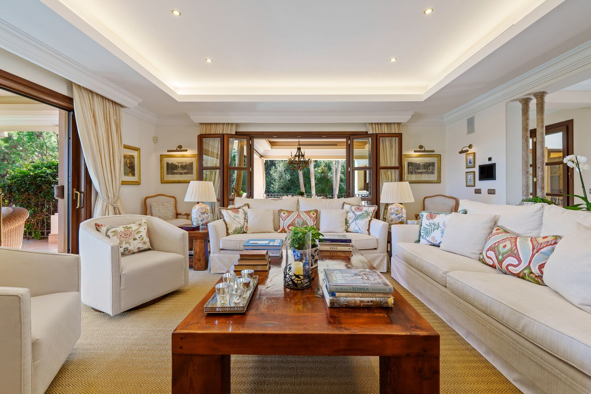 Villa for sale in Golden Mile, Málaga, Spain