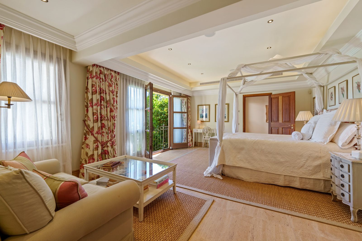 Villa for sale in Golden Mile, Málaga, Spain