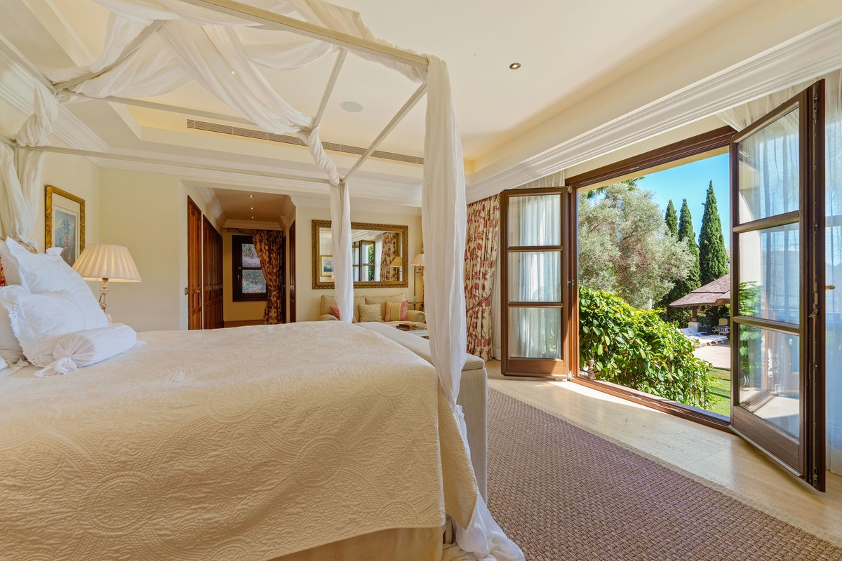 Villa for sale in Golden Mile, Málaga, Spain