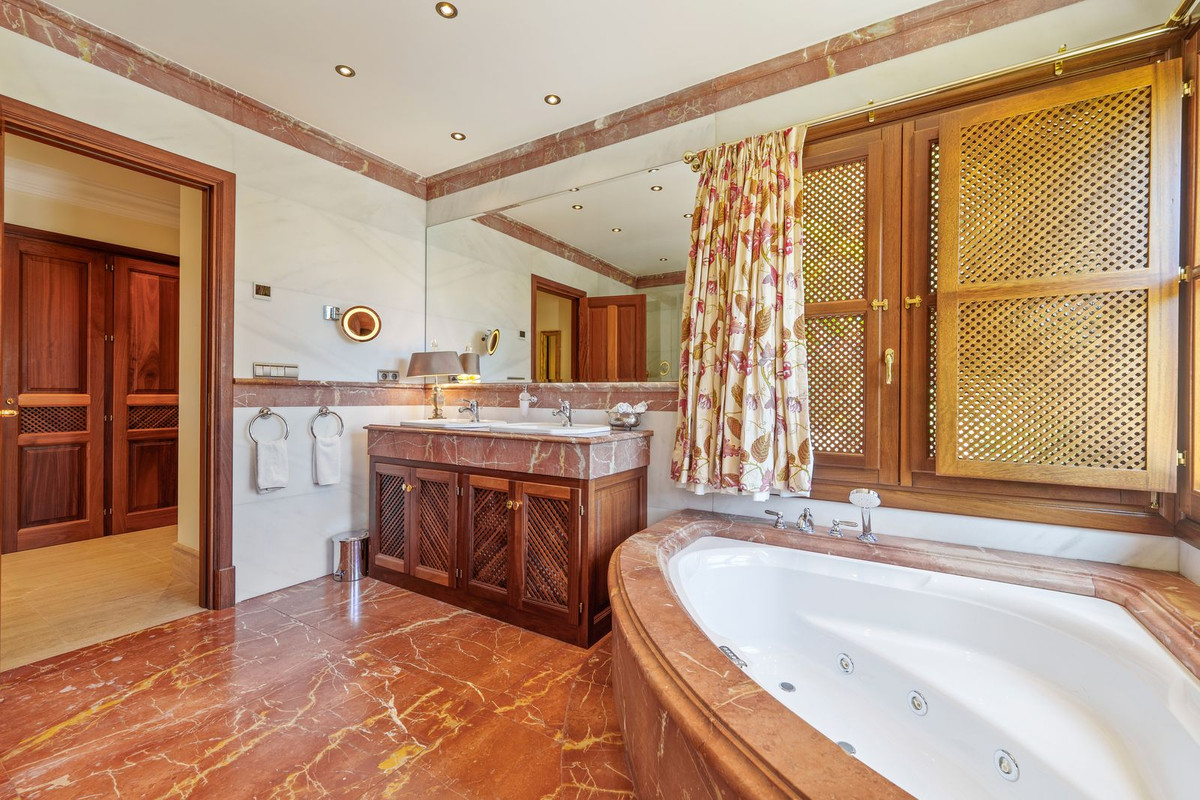 Villa for sale in Golden Mile, Málaga, Spain