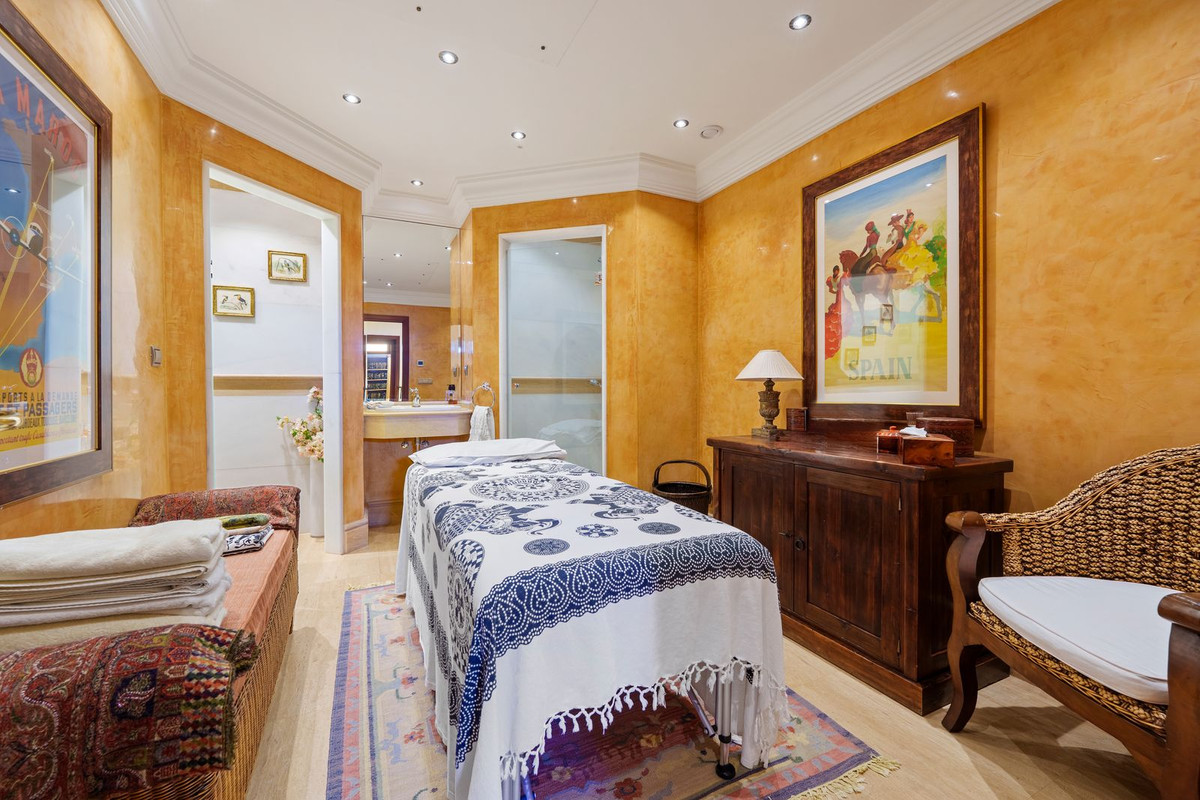 Villa for sale in Golden Mile, Málaga, Spain