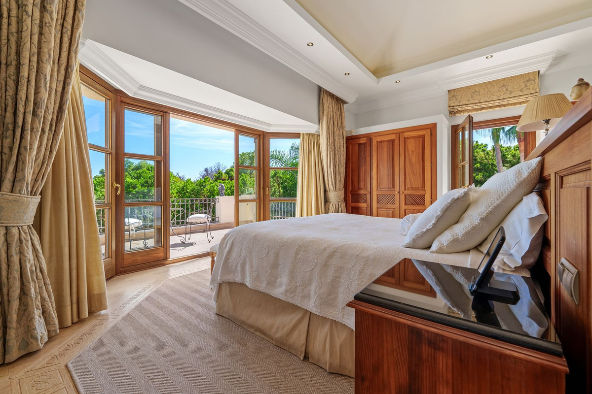 Villa for sale in Golden Mile, Málaga, Spain