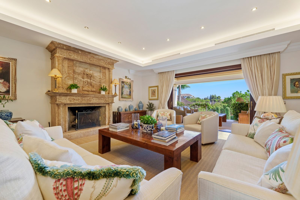 Villa for sale in Golden Mile, Málaga, Spain